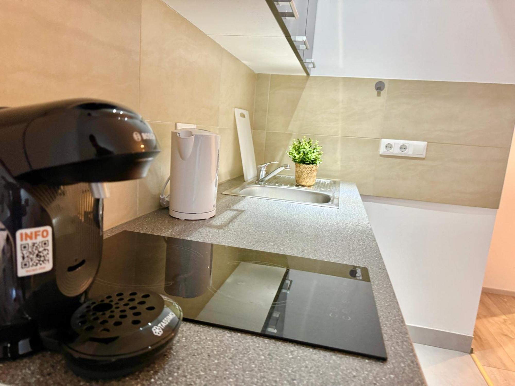Stylish Schonbrunn Apartments - Free Underground Parking Wenen Buitenkant foto
